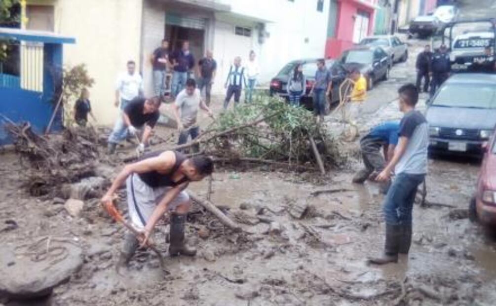 Madre e hijo salen ilesos tras deslave de cerro en Naucalpan
