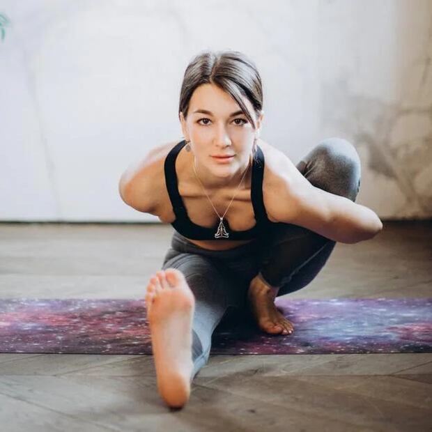 Yoga a los 50. Fuente: Freepik.
