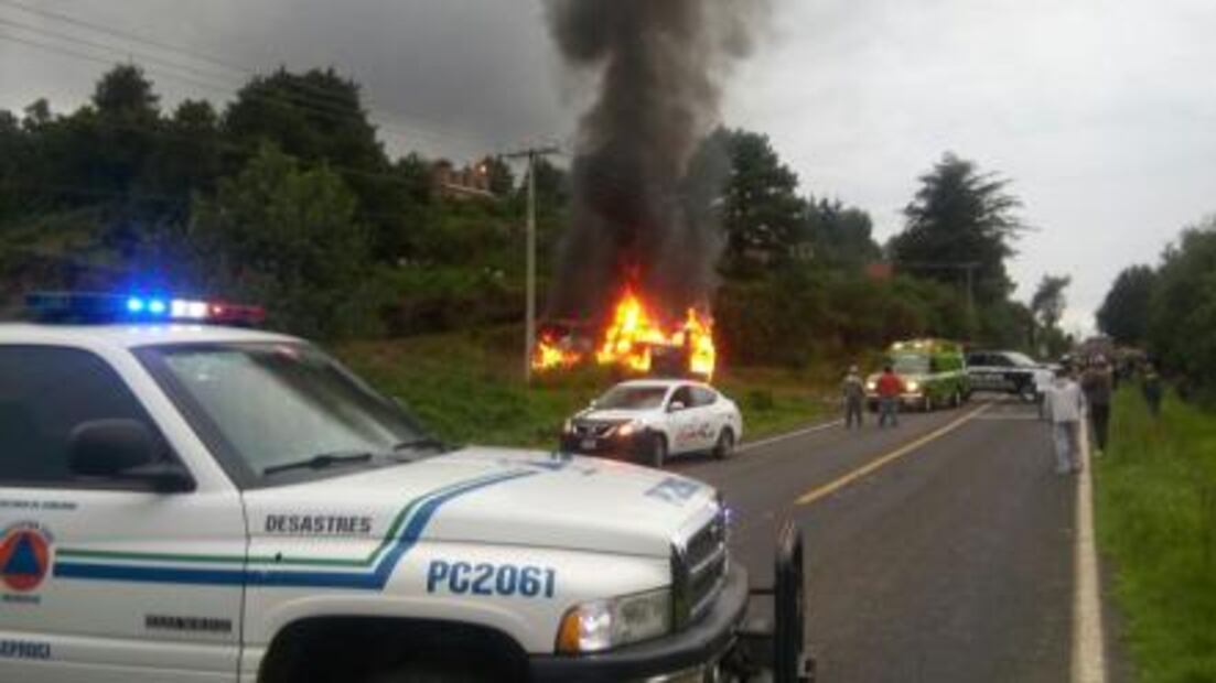 Normalistas incendian de nuevo un autobús en Michoacán