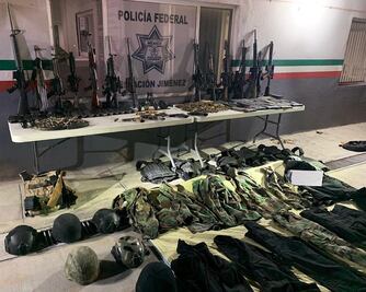 Detienen a dos con armas, granadas, cargadores y cartuchos en Chihuahua