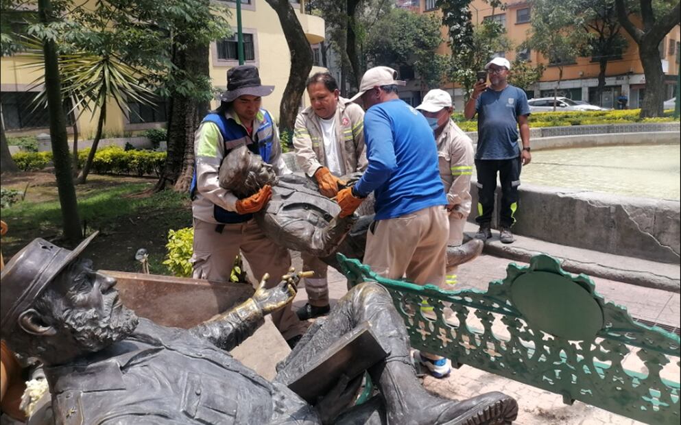 Trabajadores de la alcaldía Cuauhtémoc retiran el monumento "Encuentro", que representa a Fidel Castro y Ernesto “Che” Guevara en el Jardín Tabacalera, tras presuntas irregularidades en su instalación. Foto: especial