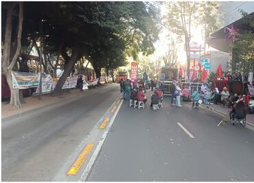 Manifestantes bloquean vialidad frente a la Secretaría de Energía; exigen audiencia con la titular de la dependencia