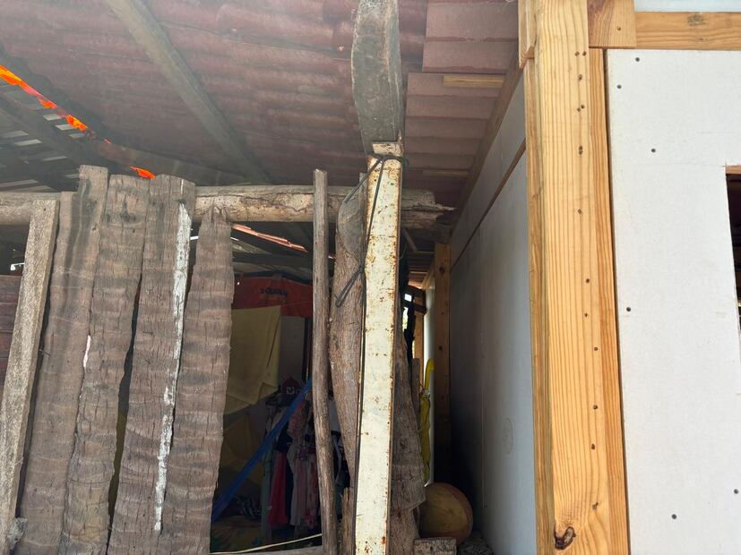 Izquierda: casa de troncos de madera.
Derecha: casa construida por Techo.