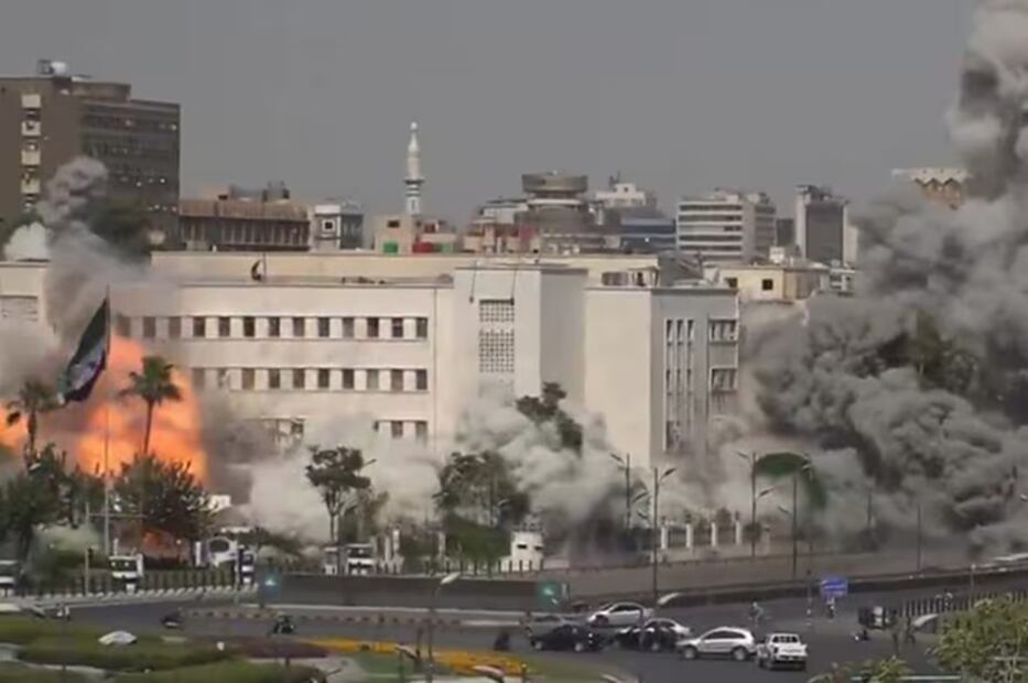 Captura de video del ataque de Israel al Ministerio de Defensa en Damasco. FOTO: CAPTURA