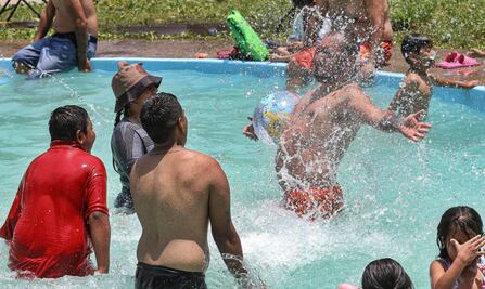 FOTOS: Capitalinos se dan un chapuzón en Sábado de Gloria; abarrotan balnearios de la CDMX