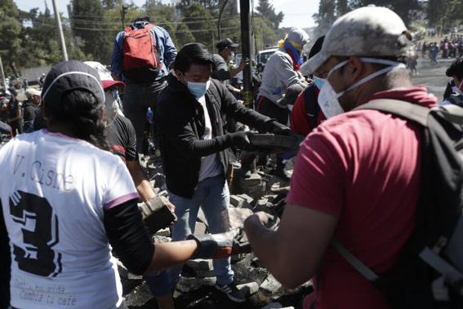 Ecuador busca reparar daños, tras 12 días de protestas... y ciudadanos limpian las calles 