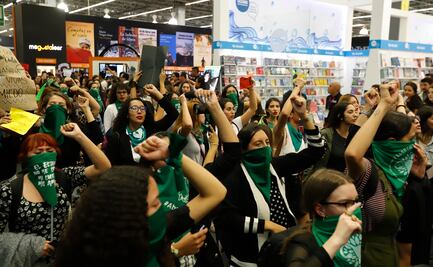 Crónica fotográfica de la "marea verde" feminista en la FIL Guadalajara