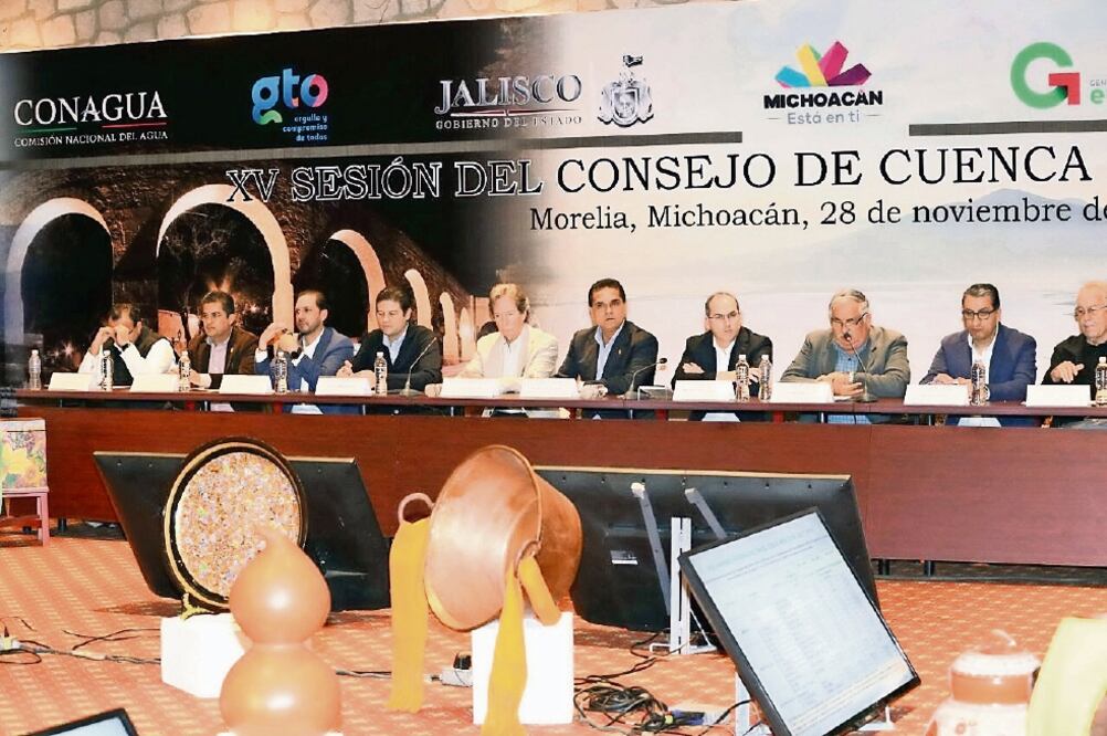 El mandatario local Silvano Aureoles Conejo encabezó ayer la XV sesión del Consejo de Cuencas Lerma-Chapala. (FOTO: ESPECIAL)