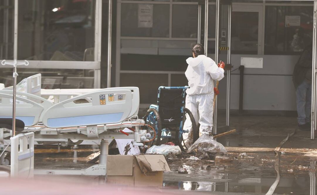 Personal de limpieza comienza con la desinfección del hospital que se inundó. Foto: Valente Rosas. EL UNIVERSAL