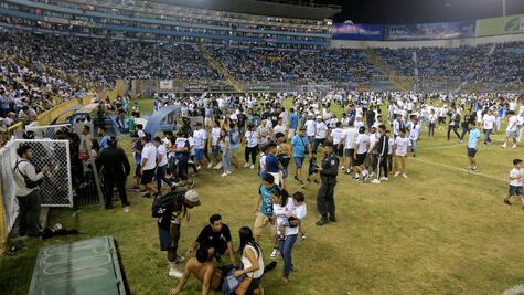 Deja al menos 12 muertos estampida humana en estadio de futbol de El Salvador 