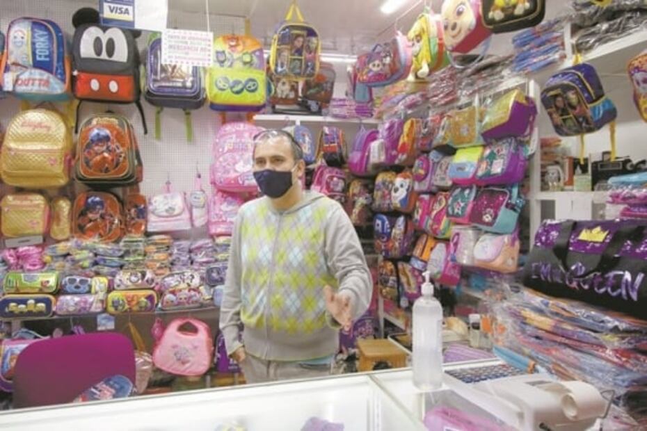 Vendía 100 mochilas; hoy, si acaso, una