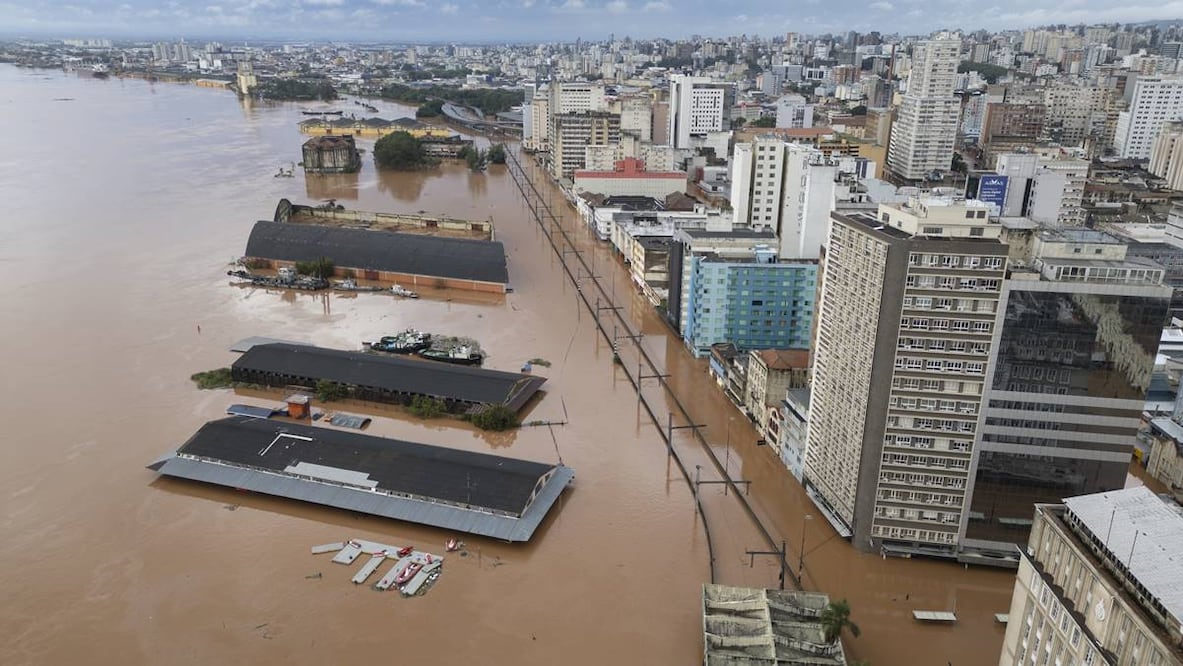 Las inundaciones causadas por las fuertes lluvias en el sur de Brasil han dejado al menos 86 muertos y 134 desaparecidos. Foto: EFE