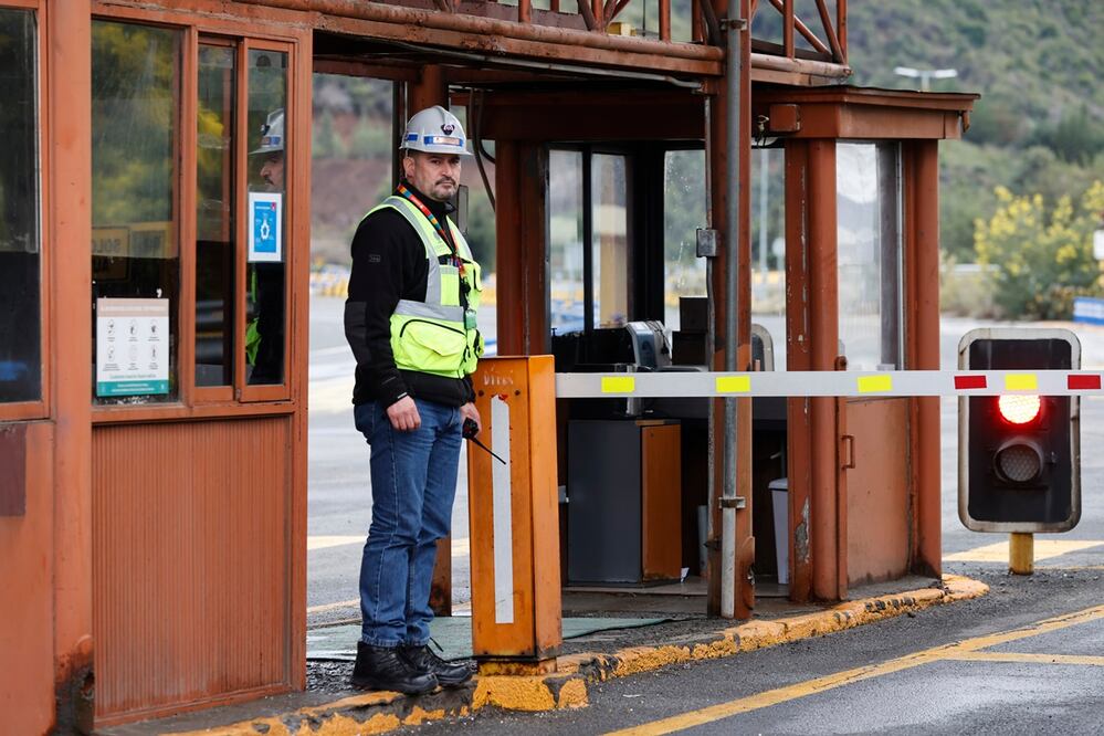 Un hombre custodia el control de acceso Los Maitenes, en la mina El Teniente este sábado, en Rancagua (Chile). Foto: EFE
