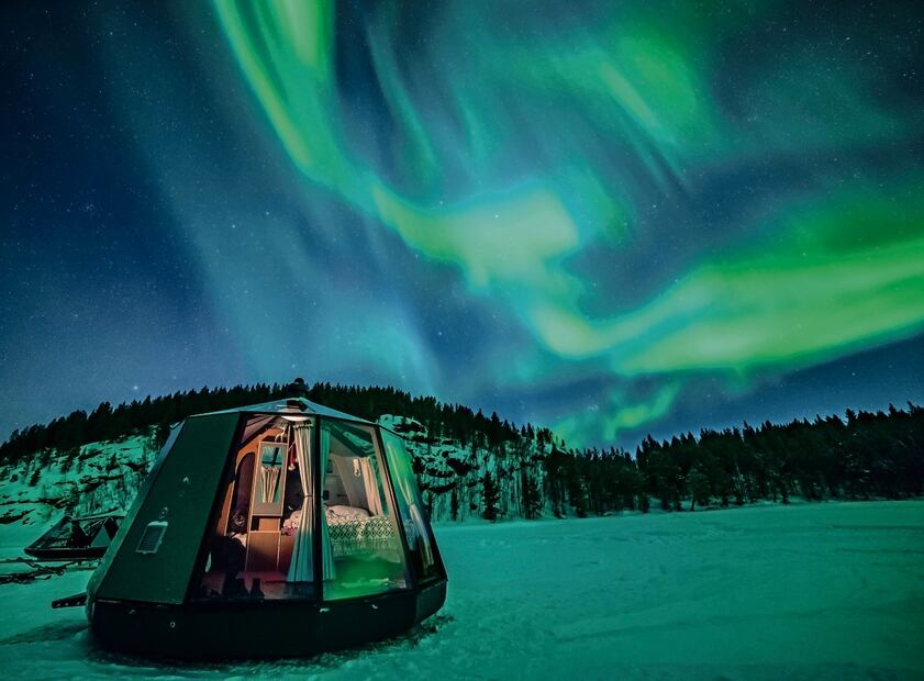 Travesía bajo la aurora boreal