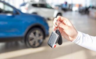 Ventas de autos nuevos cae en 2025; seminuevos ganan terreno