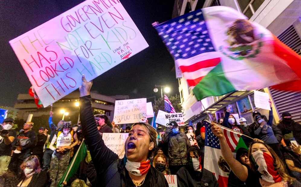 Manifestantes sostienen pancartas y banderas durante una protesta contra las operaciones federales de inmigración en Los Ángeles, el lunes 9 de junio de 2025. Las protestas en Los Ángeles, hogar de una gran población latina, estallaron el 6 de junio, desencadenadas por los operativos federales de inmigración que resultaron en decenas de arrestos de lo que las autoridades consideran inmigrantes ilegales y pandilleros. Foto: AFP