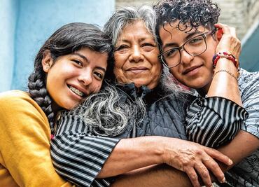 Hipótesis de la abuela: la conexión entre ellas y sus nietos es más fuerte que con los propios hijos