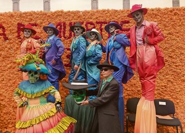 Maldita Vecindad lleva su taxi cocodrilo al Desfile de Muertos