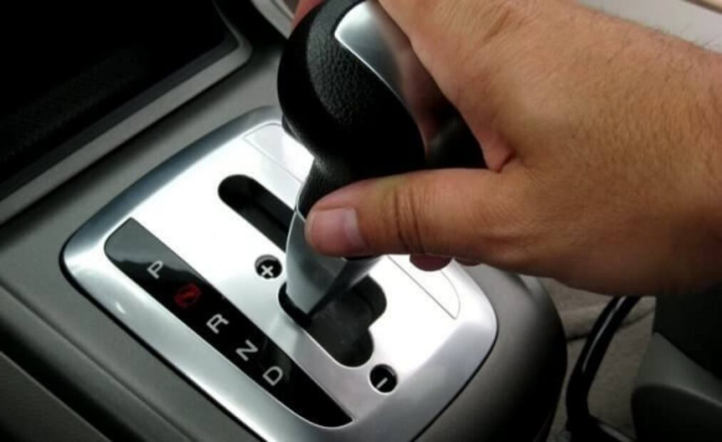 ¿Poner mi auto en reversa al quedarme sin frenos me puede salvar la vida?