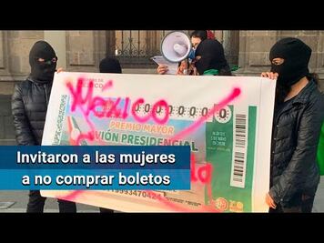 Feministas queman el “cachito” de la rifa del avión presidencial