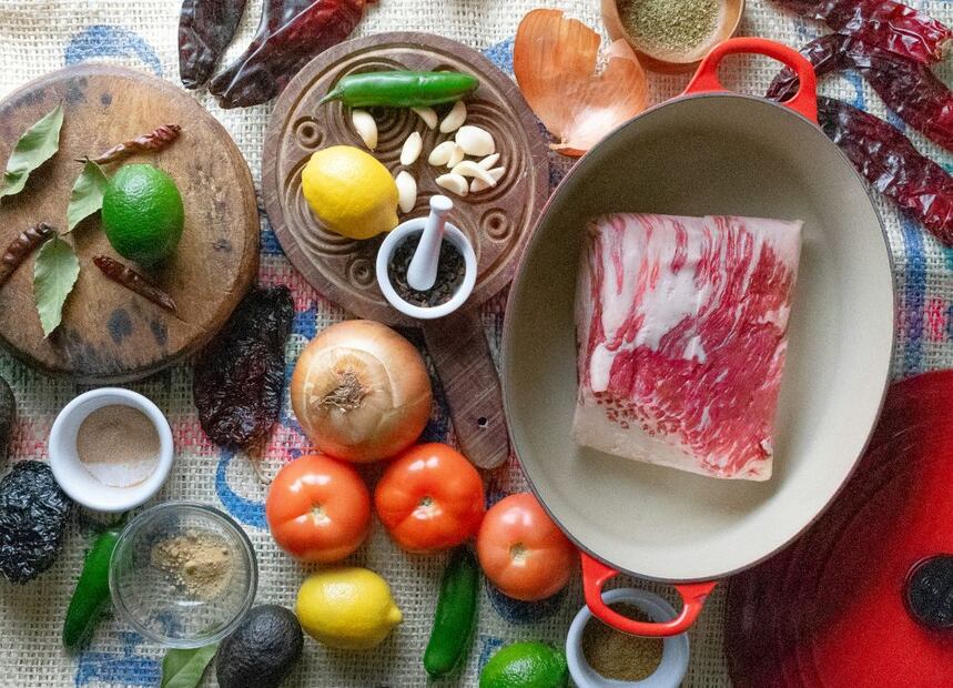 El chambarete de res aporta grasa y buen sabor a la birria. Foto: Unsplash