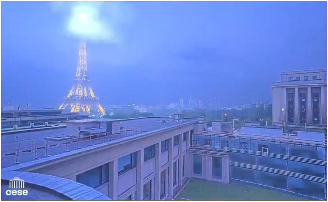 Rayo cae sobre la torre Eiffel en Paris sin provocar daños aparentes, esto es consecuencia del temporal de lluvia y granizo que azota el país. Foto: Captura de video