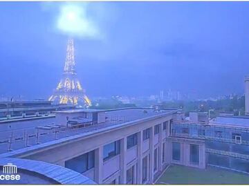 VIDEO: ¡Impresionante! Rayo cae sobre la torre Eiffel; lluvias dejan un muerto en Francia