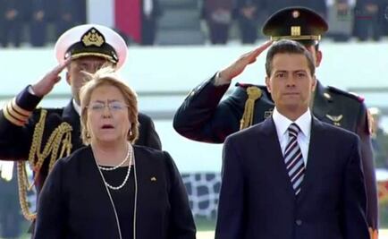 Reciben con honores a presidenta de Chile