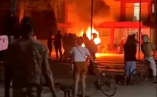 "¡Corriente y comida!"; el día después de la protesta a una oficina del Partido Comunista en Cuba 