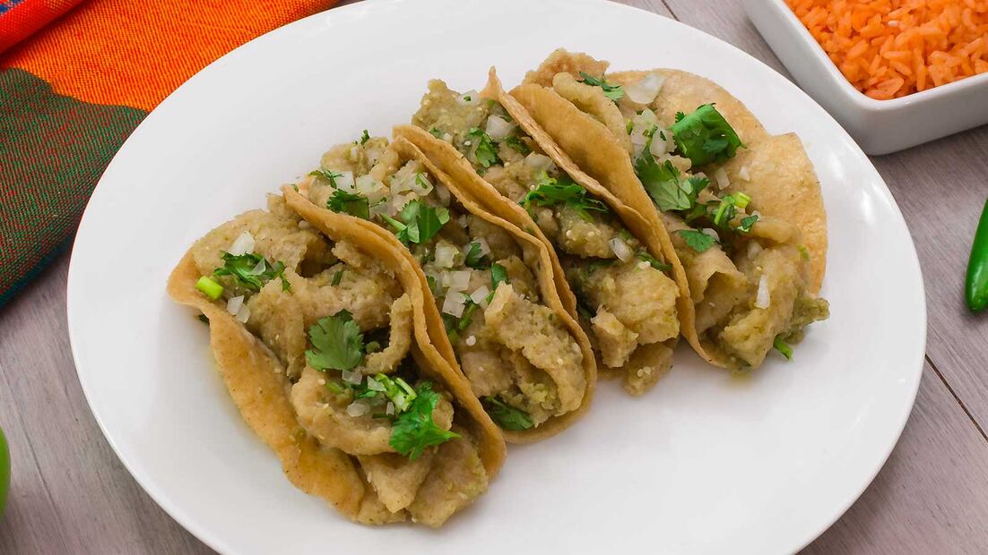 El chicharrón puede prepararse guisado de salsa verde. Foto: Consejo Mexicano de la Carne