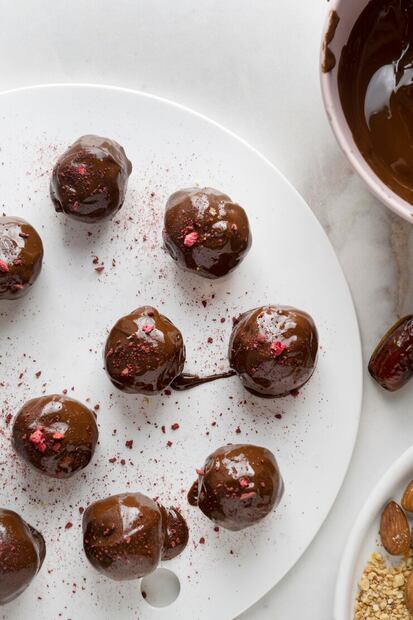 Las cerezas con chocolate son ideales para cualquier reunión. Foto: Freepik