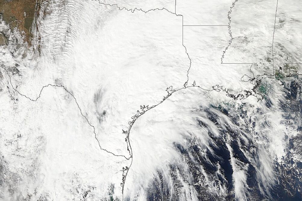 Ciclón afecta 3 estados de EU; frente frío azota México