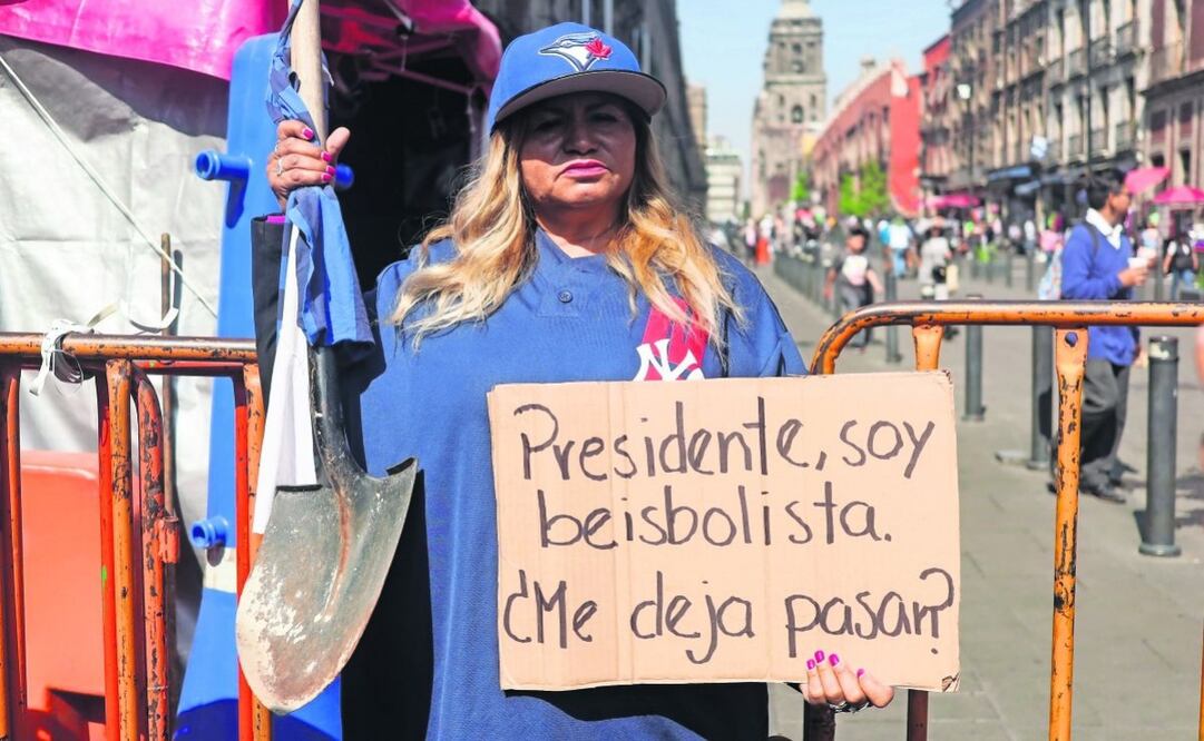 Ayer, Ceci Flores usó indumentaria de beisbolista con la esperanza de que así el Presidente la recibiera. Foto: Hugo Salvador | El Universal