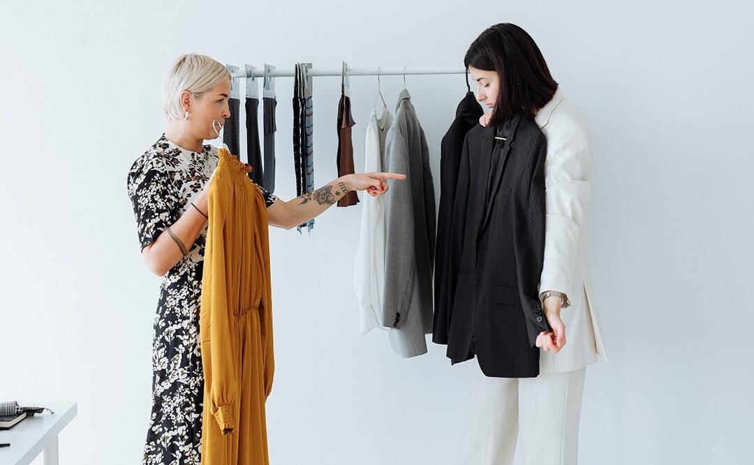 Algunas elecciones de nuestra ropa nos puede hacer ver mayor / Foto: Pexels