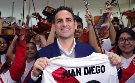 Juan Diego Flórez celebra a sus orquestas y apoya a su selección en Rusia