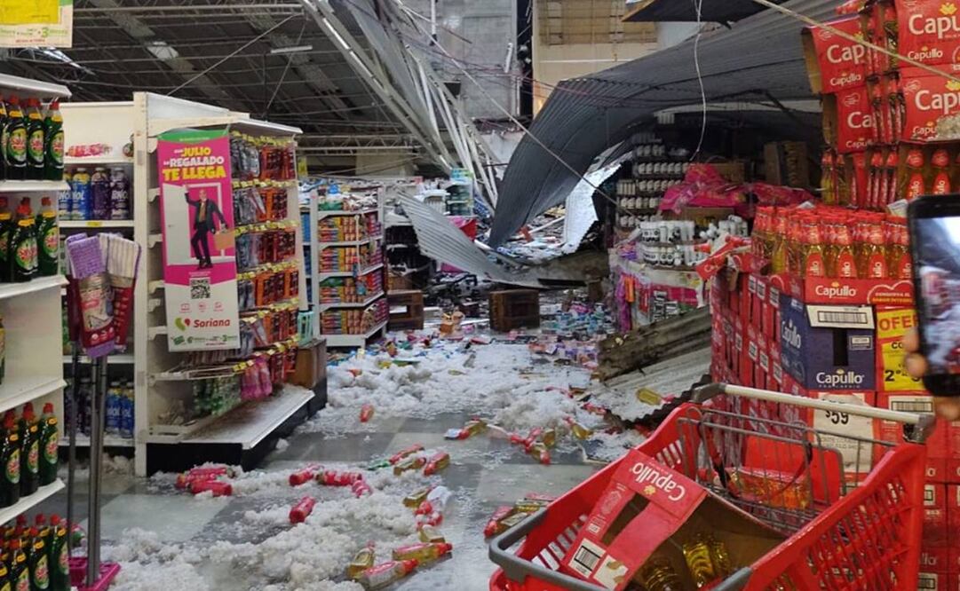 La acumulación del granizo fue lo que provocó que se viniera abajo el techo de lámina de la tienda de autoservicio en Benito Juárez. Foto: Fernanda Rojas/EL UNIVERSAL