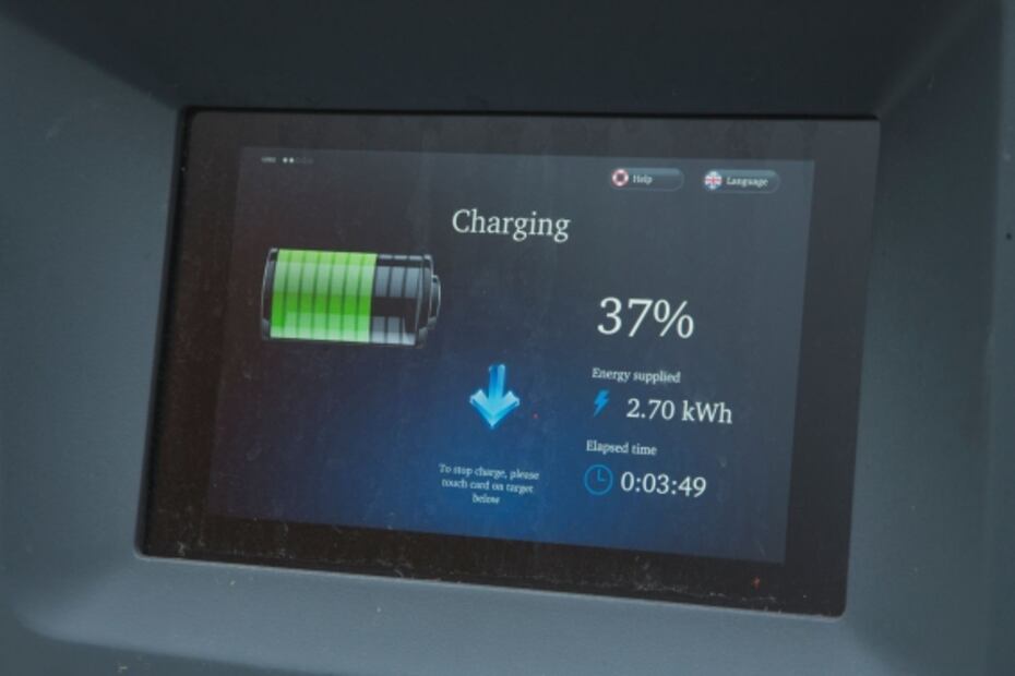 Crean batería para autos eléctricos que se carga por completo en 10 minutos