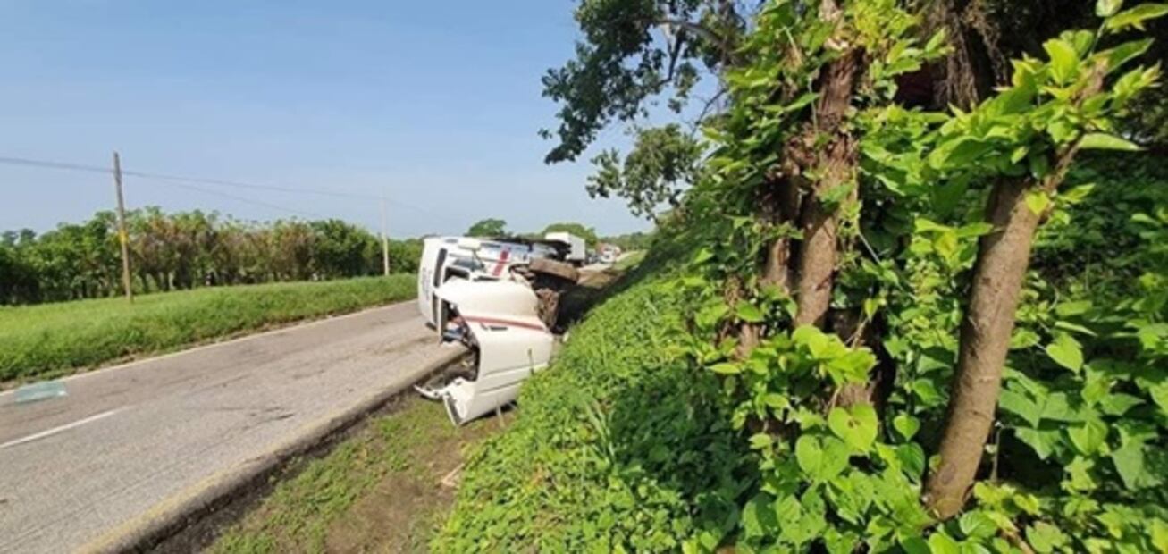 Roban cosméticos tras volcadura de tráiler en Chiapas