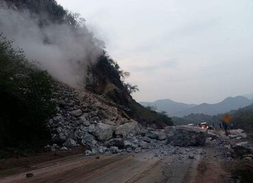 Se desgaja cerro y bloquea carretera federal en Oaxaca