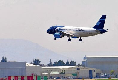 El gobierno debe la mitad de Mexicana, que no levanta