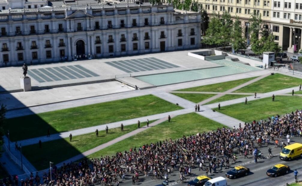 "El violador eres tú", el potente mensaje feminista que llena las calles de Chile