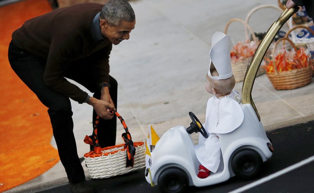 Un pequeño Papa sorprende a Obama en Halloween