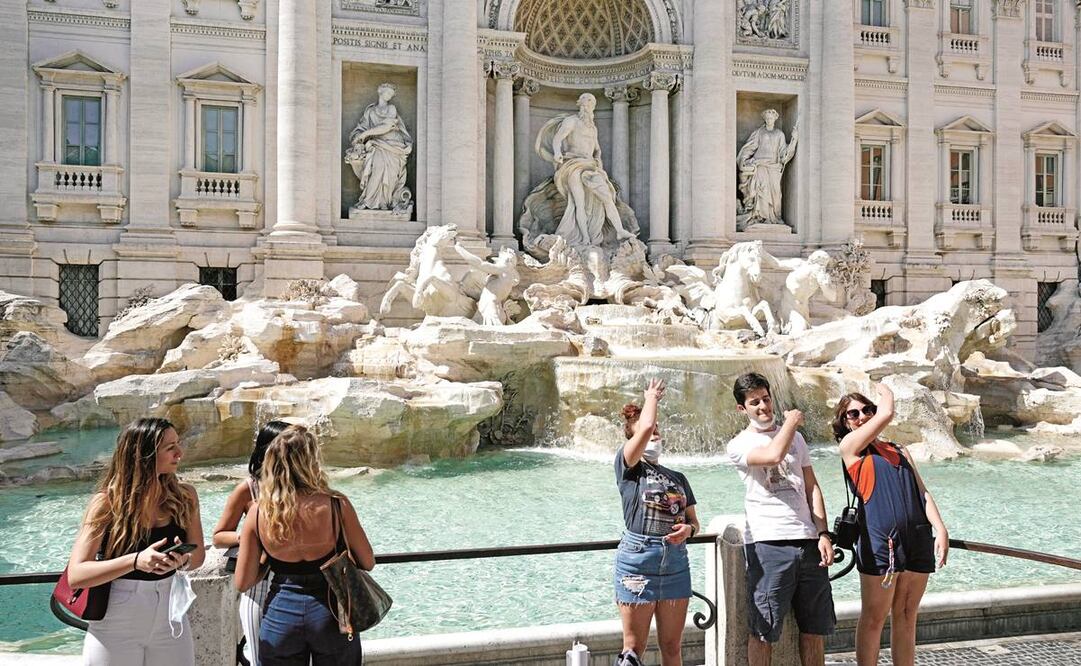 Turistas avientan monedas en la Fuente de Trevi, en Roma, mientras piden un deseo. La UE amplió ayer una lista de países que están autorizados para viajes no esenciales. Foto: Gregorio Borgia/AP.