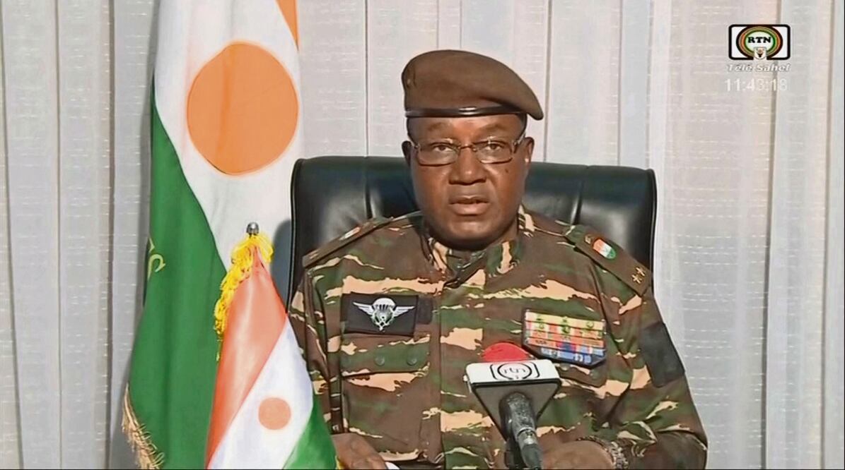 El general Abdourahamane Tchiani, en la televisión estatal. Foto: AFP