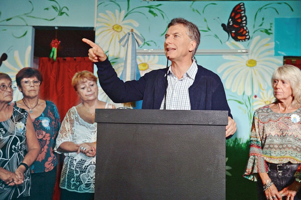 El mandatario Mauricio Macri reveló ayer medidas sociales, en un discurso en un centro de jubilados, en Buenos Aires (EFE)