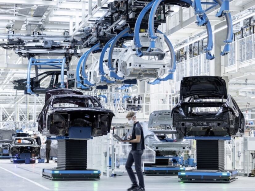 Según estudio, fabricar autos eléctricos es más contaminante en comparación a los de combustión interna