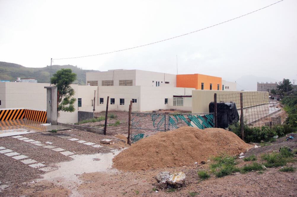 El Hospital General de Especialidades de Chilapa se quedó en 80% de avance, pues se encuentra abandonado entre montones de cemento y varillas, por falta de recursos (DASSAEV TÉLLEZ. EL UNIVERSAL)