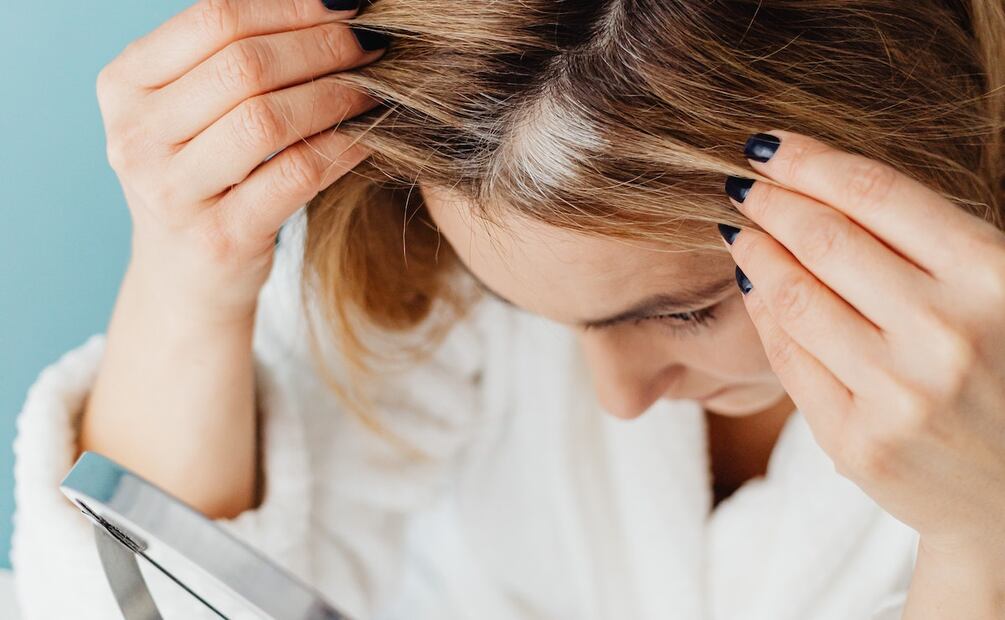 El cabello con canas puede resultar beneficiado por el vinagre de manzana si se usa de manera correcta. Foto: Pexels