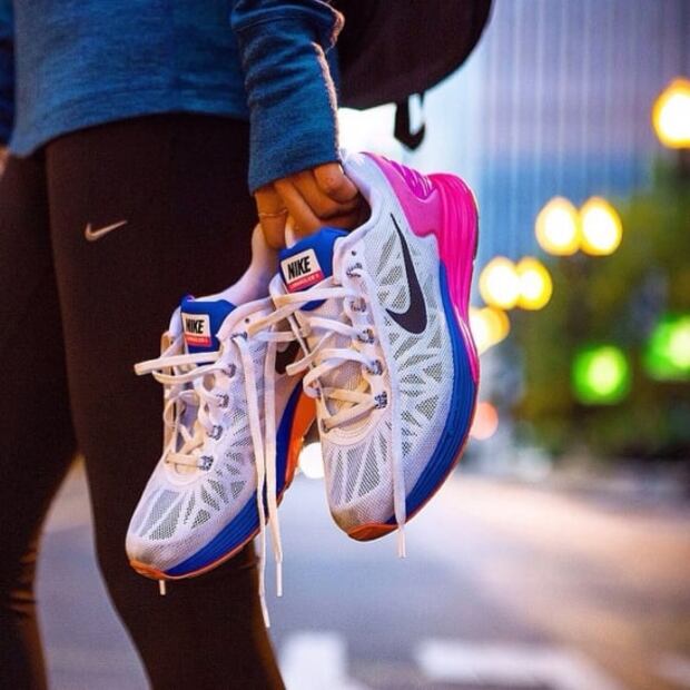 Lo que debes evitar al usar tenis si eres una mujer petite 