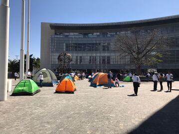 Empresarios instalan plantón en Torre Chiapas